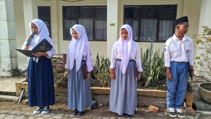 Semangat Baru Kelas X B di Lapangan Upacara