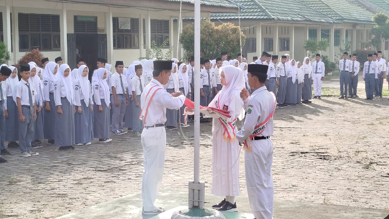 Osim MAN 1 Muaro Jambi Menjadi Petugas Upacara Hari Kebangkitan Nasional