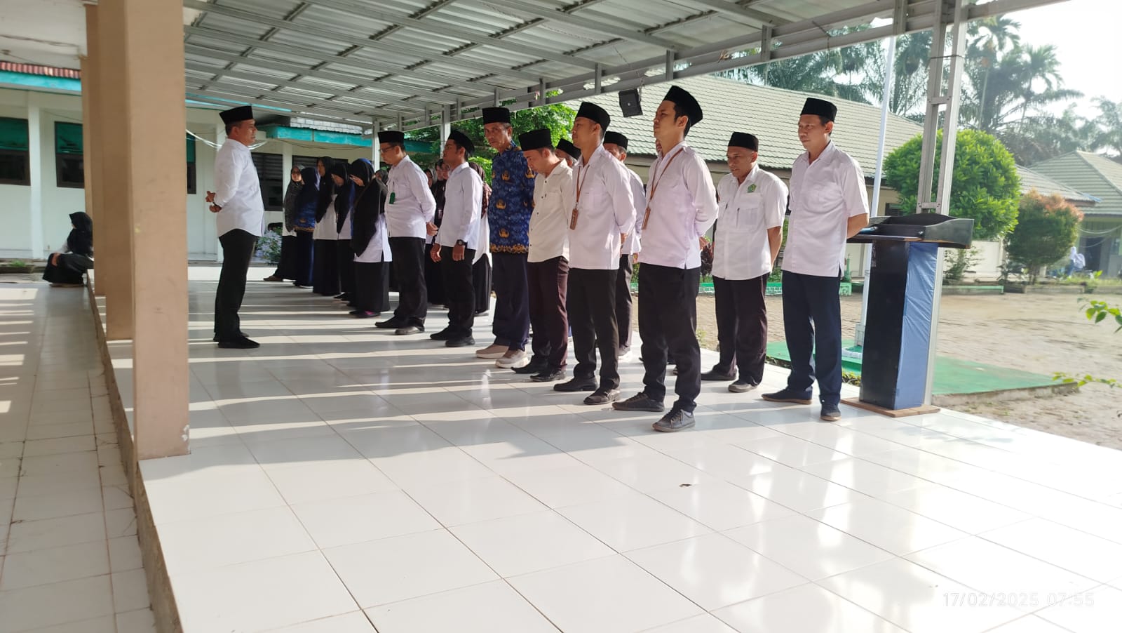 Tindaklanjuti SE Sekjen Nomor 1 Tahun 2025, GTK MAN 1 Muaro Jambi  Tegak Berdiri Dengarkan dan Nyanyikan Lagu Kebangsaan Indonesia Raya