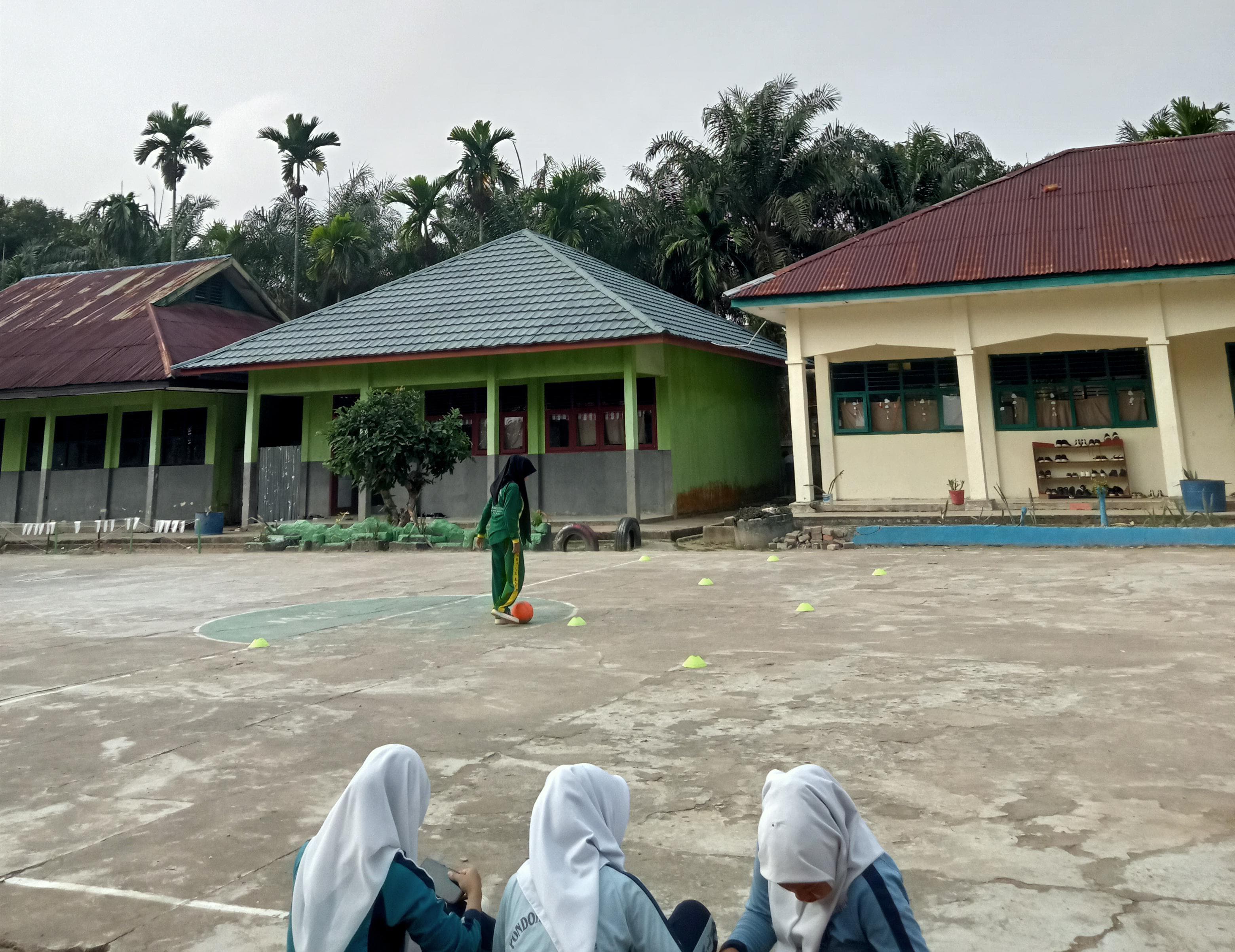 Guru Olahraga Ajarkan Teknik Menggiring Bola dalam Futsal Guru Olahraga Ajarkan Teknik Menggiring Bola dalam Futsal