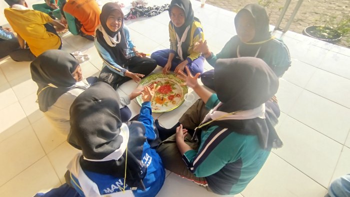 Suasana Kebersamaan Warnai Sarapan Pagi Peserta PTW PMR MAN 1 Muaro Jambi