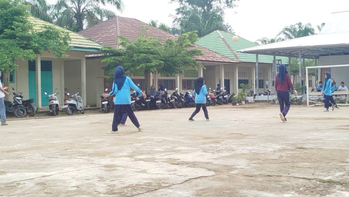 XI C Tampil Gemilang, Taklukkan X C pada Laga Futsal Clasmeeting Putri XI C Tampil Gemilang, Taklukkan X C pada Laga Futsal Clasmeeting Putri