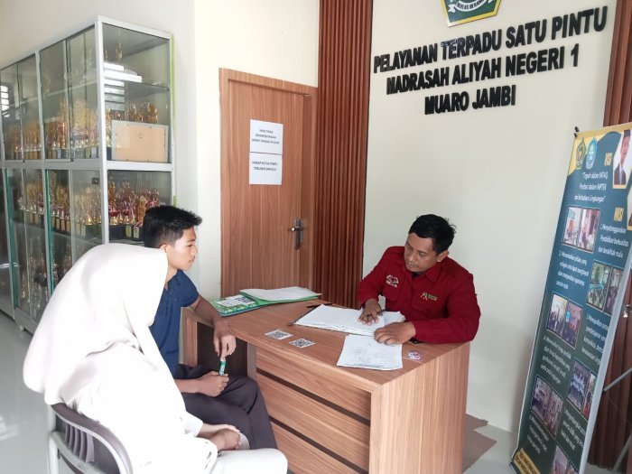 MAN 1 Muaro Jambi Cetak Ijazah Alumni 2026, Alvin Sanjaya Bekerja Ekstra Teliti MAN 1 Muaro Jambi Cetak Ijazah Alumni 2026, Alvin Sanjaya Bekerja Ekstra Teliti
