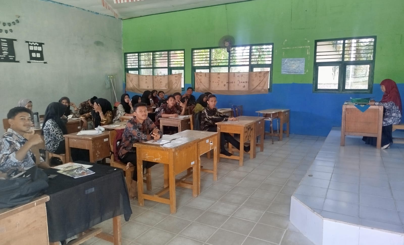 Para Siswa MAN 1 Muaro Jambi Kenakan Batik Para Siswa MAN 1 Muaro Jambi Kenakan Batik