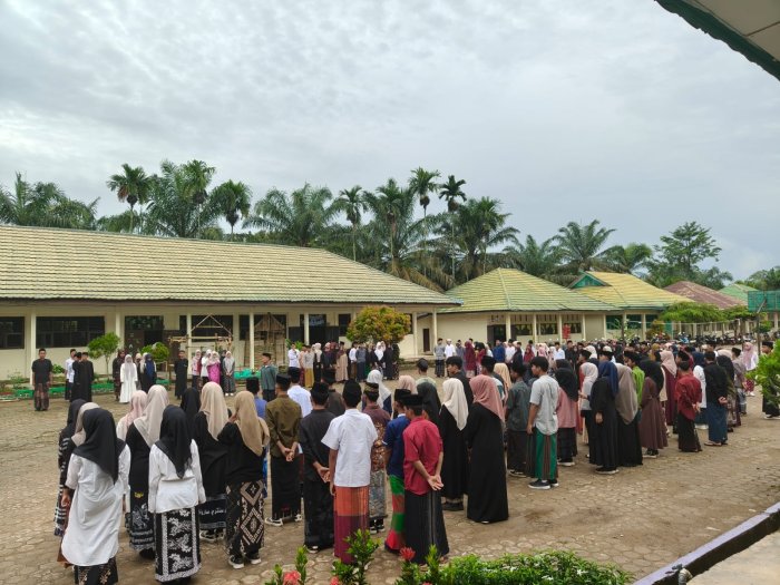 Hari Santri Nasional di MAN 1 Muaro Jambi Dimeriahkan Lomba Busana Muslim