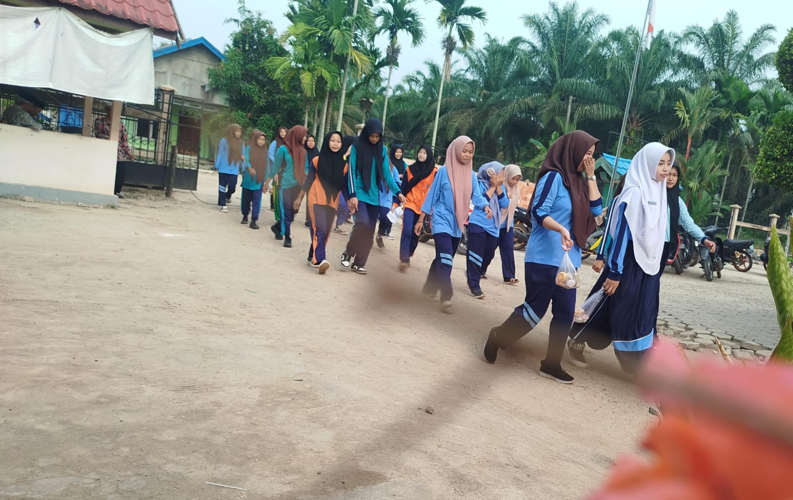 MAN 1 Muaro Jambi Laksanakan Jumat Sehat dengan Jalan Santai MAN 1 Muaro Jambi Laksanakan Jumat Sehat dengan Jalan Santai