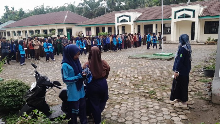 Guru dan Siswa Kompak Jalankan Piket Bersama Kepala Madrasah