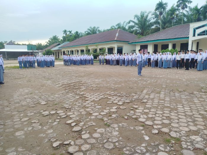 Upacara Bendera MAN 1 Muaro Jambi Berjalan Tertib, Siswa Diingatkan Luruskan Niat Belajar