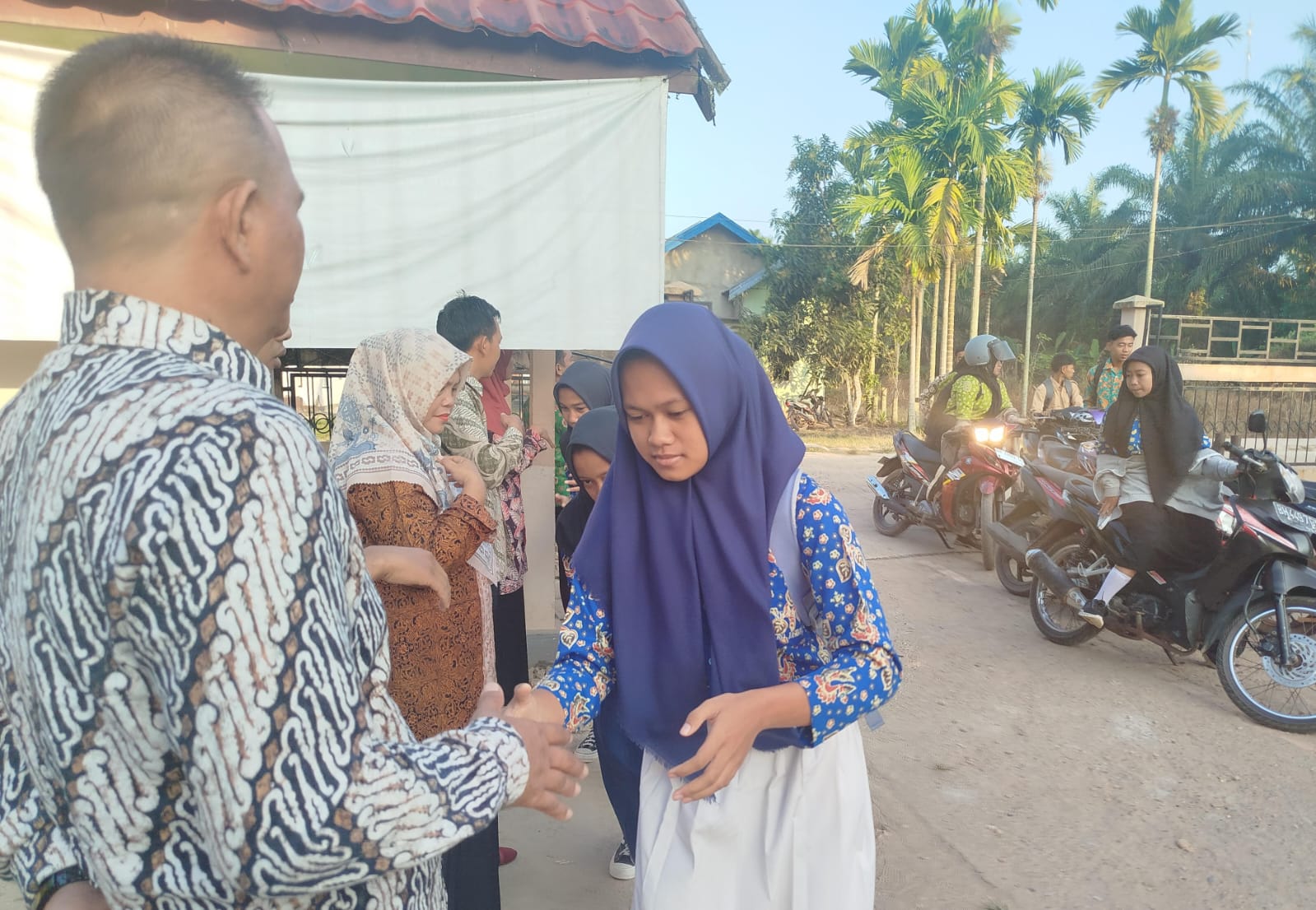 Kepala Madrasah Turun Langsung Berpartisipasi Ikut Piket Kepala Madrasah Turun Langsung Berpartisipasi Ikut Piket