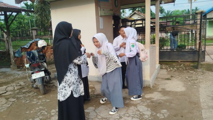 Guru Piket MAN 1 Muaro Jambi Tegakkan Disiplin Sejak di Gerbang