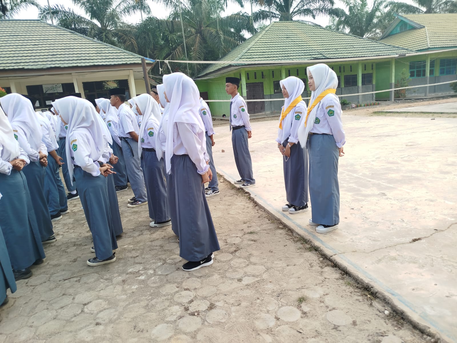 PMR Wira MAN 1 Muaro Jambi Dampingi Siswa Upacara