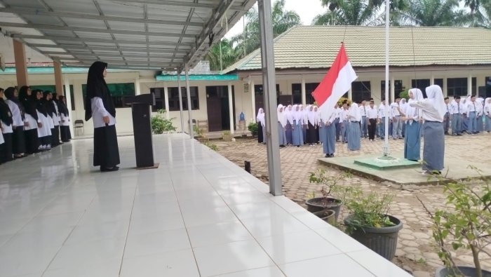 Semangat Baru di Awal Pekan: Upacara Perdana Bersama Wali Kelas Definitif