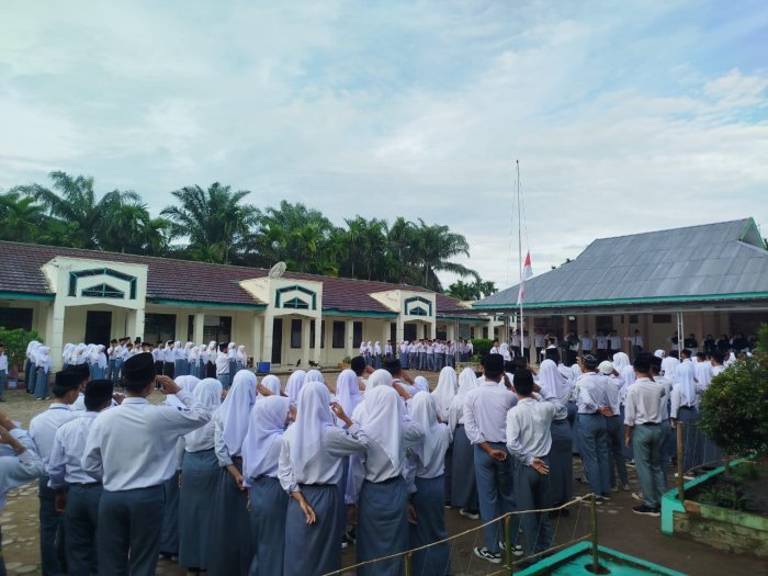 Siswa Kelas XI B Sukses Jalankan Tugas Upacara Bendera di MAN 1 Muaro Jambi