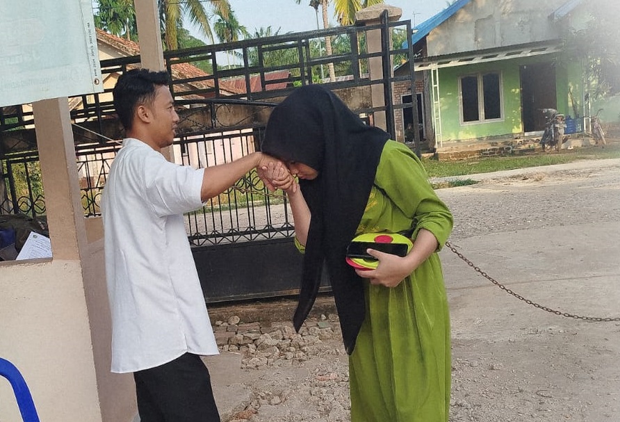 Tiap hari Selalu ada Guru Sambut Kedatangan Siswa