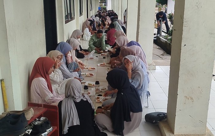 Siswa XII A MAN 1 Muaro Jambi Pererat Kebersamaan Lewat Makan Bersama