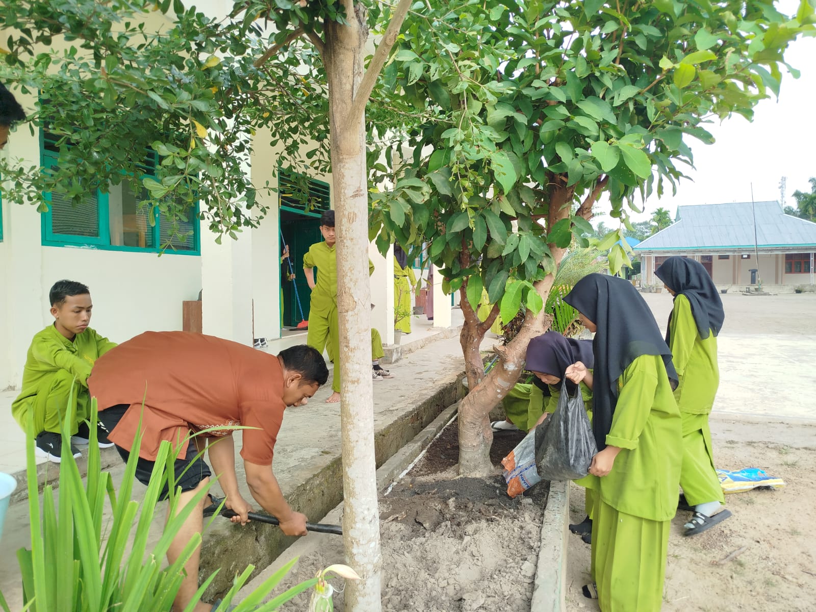 Tumbuhkan Keakraban dengan Wali Kelas melalui Gotong Royong