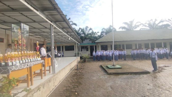 Disiplin dan Semangat Warnai Upacara Senin di MAN 1 Muaro Jambi Disiplin dan Semangat Warnai Upacara Senin di MAN 1 Muaro Jambi