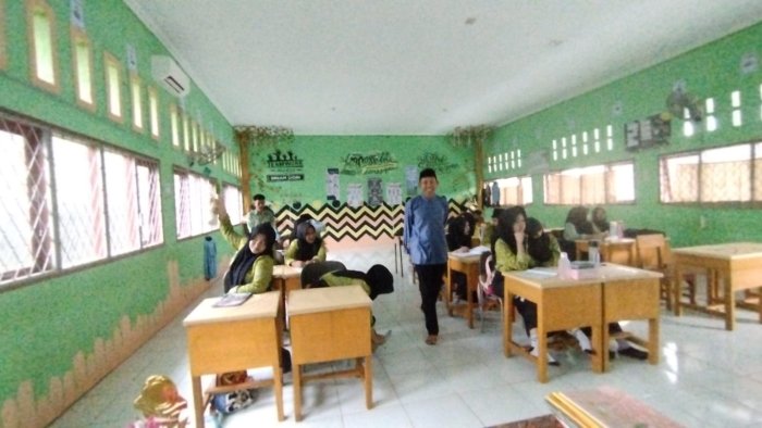 Wakil Kepala MAN 1 Muaro Jambi Pantau Inventaris Kelas Demi Kelancaran Belajar
