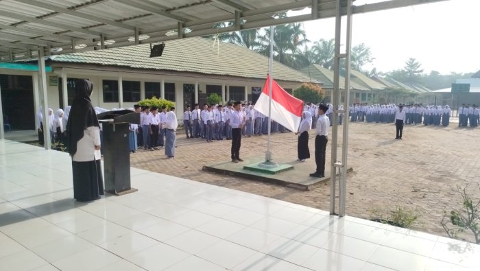 Kelas X B Tunjukkan Kekompakan di Lapangan Upacara