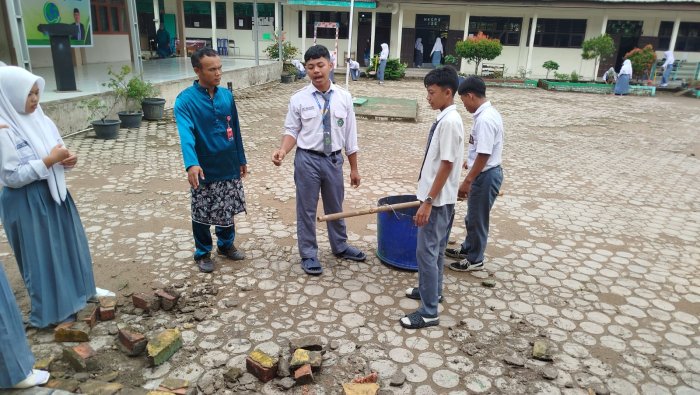 MAN 1 Muaro Jambi Hidupkan Semangat Bersih Lewat Gotong Royong Pasca Upacara