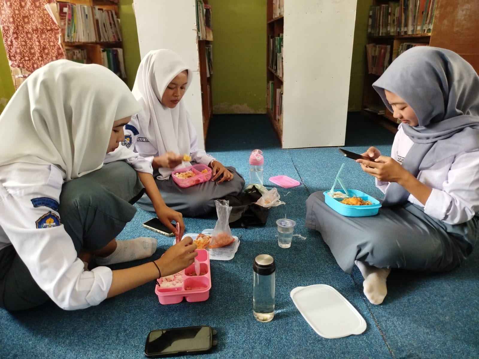 Makan Bekal Bersama Saat Jam Istirahat