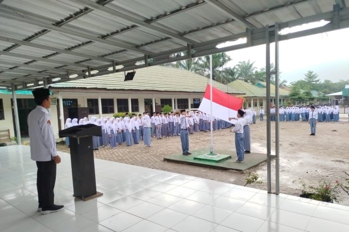 Jadi Pembina Upacara Bendera di MAN 1 Muaro Jambi, Suntaji Sampaikan Amanatnya