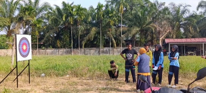 Ekstrakurikuler Panahan MAN 1 Muaro Jambi Resmi Dimulai, Latih Fokus, Kesabaran, dan Ketepatan Siswa Ekstrakurikuler Panahan MAN 1 Muaro Jambi Resmi Dimulai, Latih Fokus, Kesabaran, dan Ketepatan Siswa