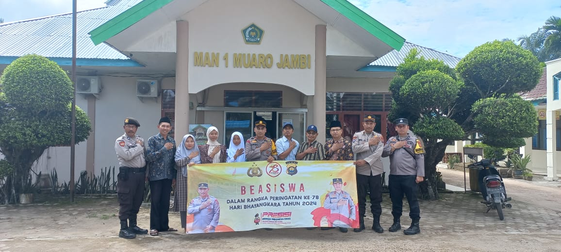 Dua Siswa MAN 1 Muaro Jambi Mendapatkan Beasiswa dalam Rangka HUT Polri Ke 78