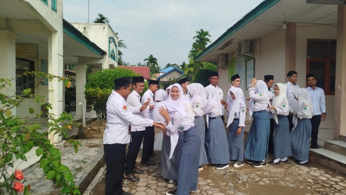 Momen Haru Siswa Kelas XII Jalani Upacara Terakhir di MAN 1 Muaro Jambi