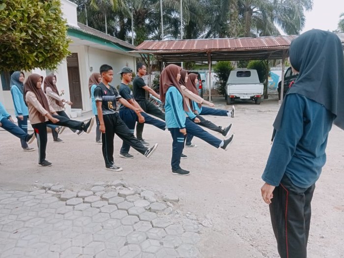 Semangat Disiplin di Lapangan: Paskibraka MAN 1 Muaro Jambi Berlatih Sore Ini