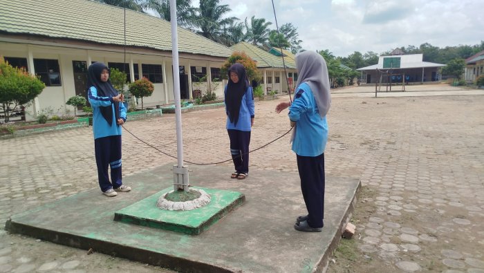 Latihan Upacara Intensif, Kelas XI B MAN 1 Muaro Jambi Bersiap Jadi Petugas