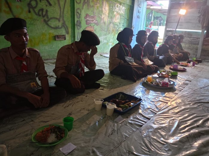 Kebersamaan Tumbuh Lewat Makan Bersama Pramuka MAN 1 Muaro Jambi