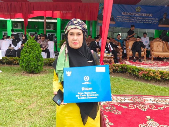 Guru MAN 1 Muaro Jambi Terima Satya Lencana 20 Tahun Pengabdian dari Presiden RI