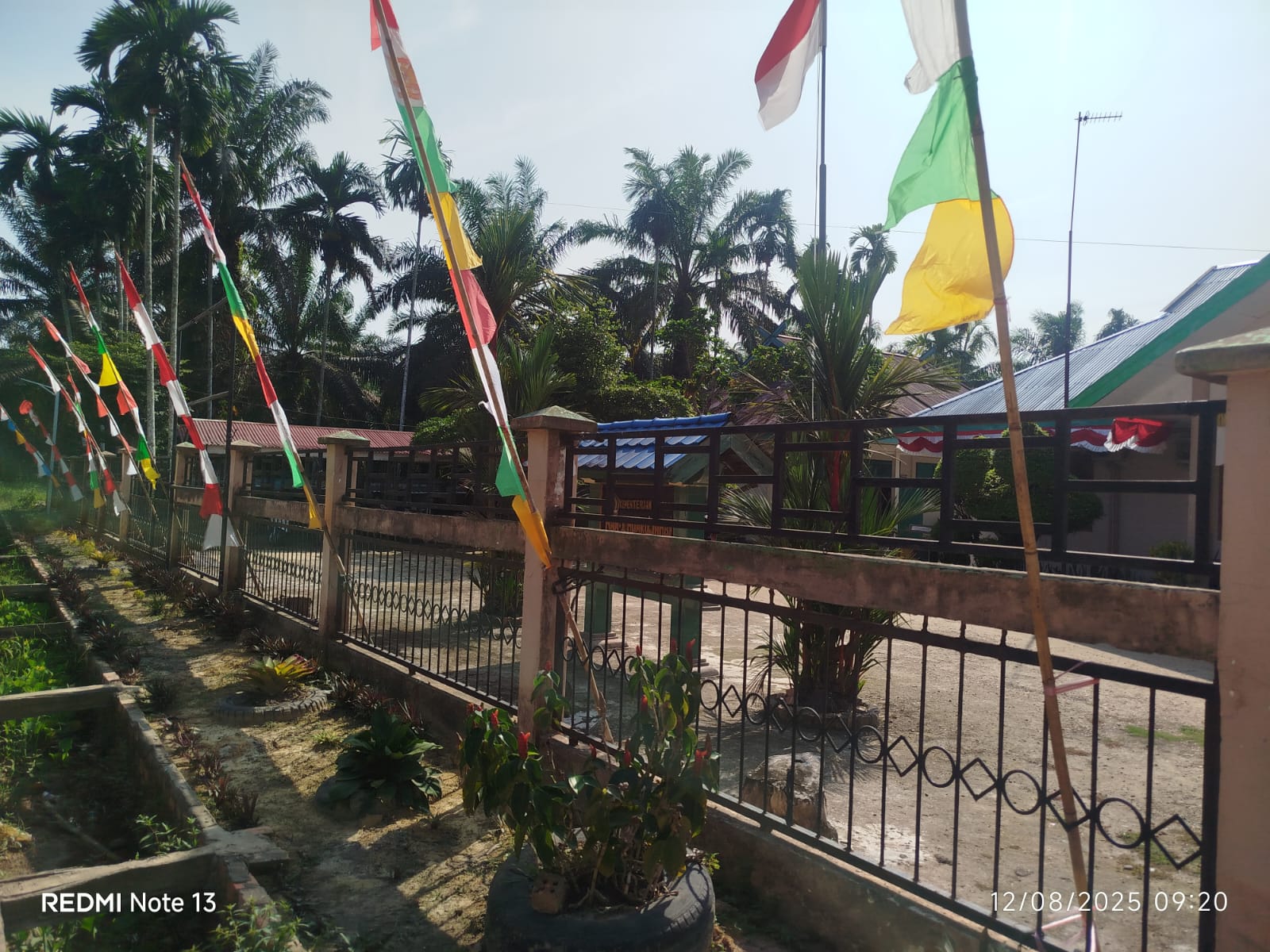 Pembina Osim Pimpin Pemasangan Pernak-Pernik Kemeriahan HUT RI