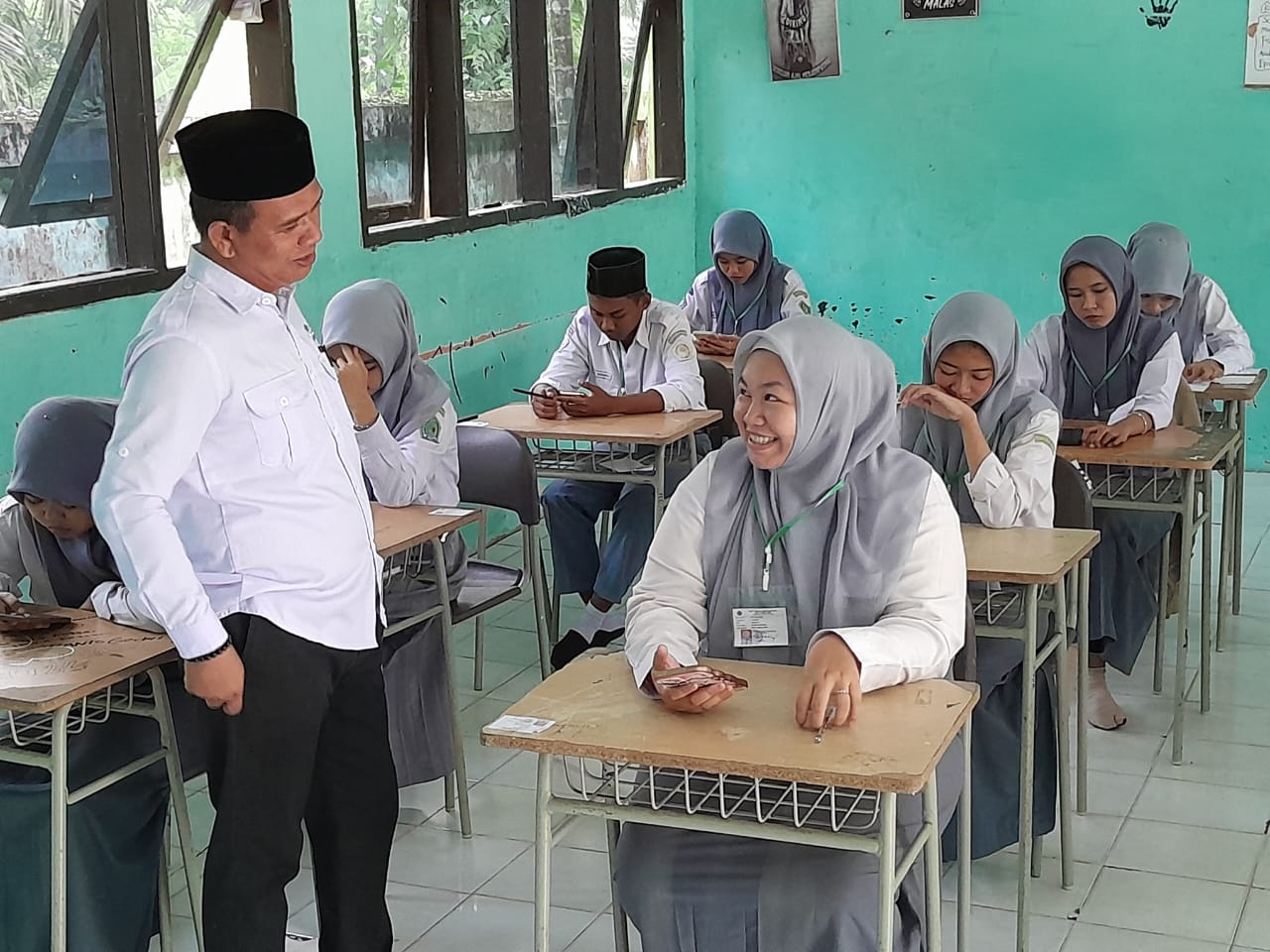 Wali Kelas XII D Siapkan Berkas Supervisi