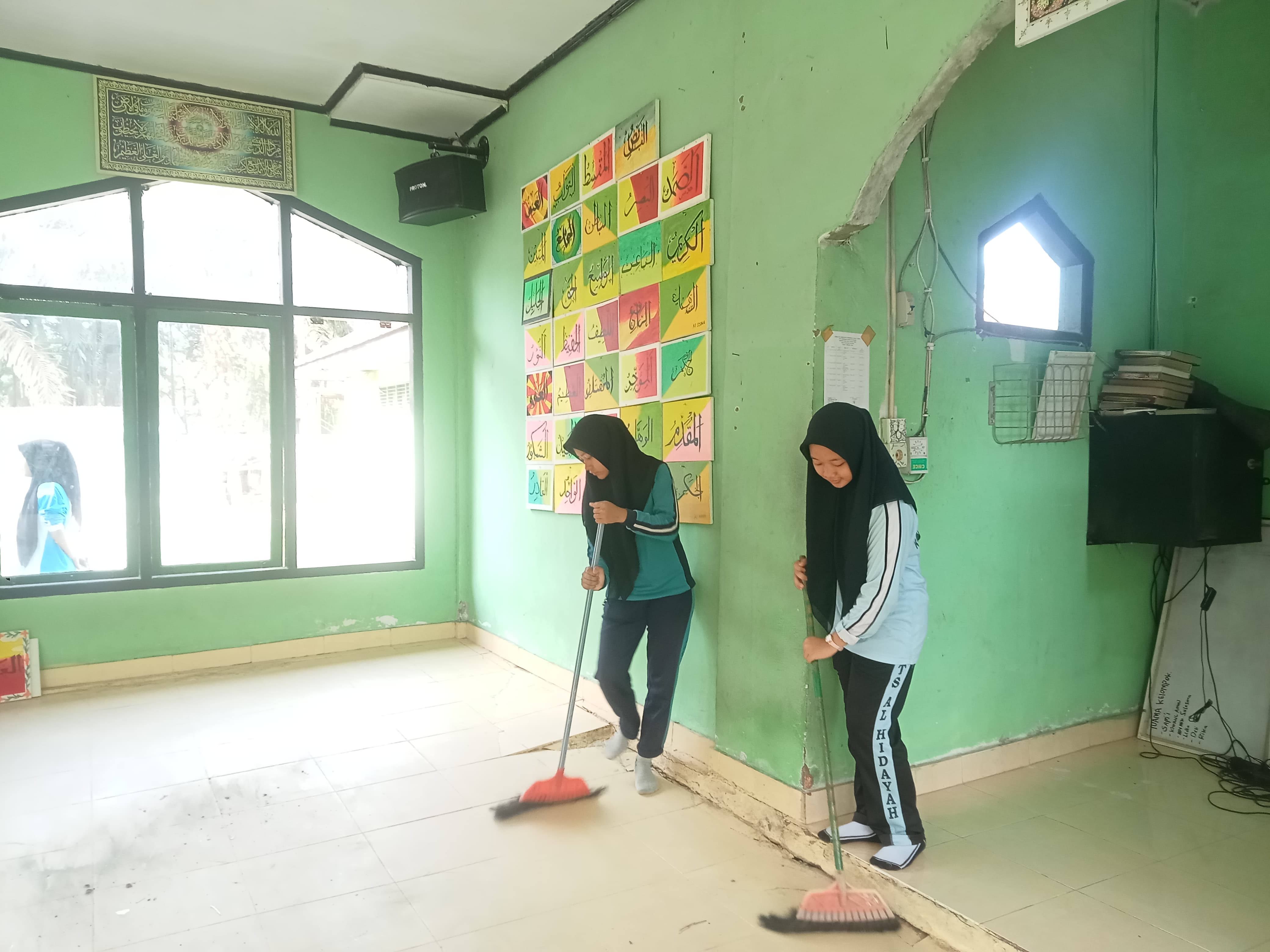 Perwakilan Sisiwa X4 Berpartisipasi Dalam Kegiatan Bakti Mushola Perwakilan Sisiwa X4 Berpartisipasi Dalam Kegiatan Bakti Mushola