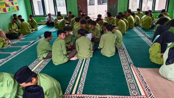 adarus Bersama Usai Muhadhoroh, Siswa MAN 1 Muaro Jambi Tingkatkan Kualitas Bacaan Al-Quran