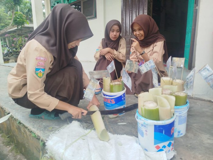 Siswa MAN 1 Muaro Jambi Siapkan Bendera Uang untuk Peringatan Maulid Nabi Siswa MAN 1 Muaro Jambi Siapkan Bendera Uang untuk Peringatan Maulid Nabi