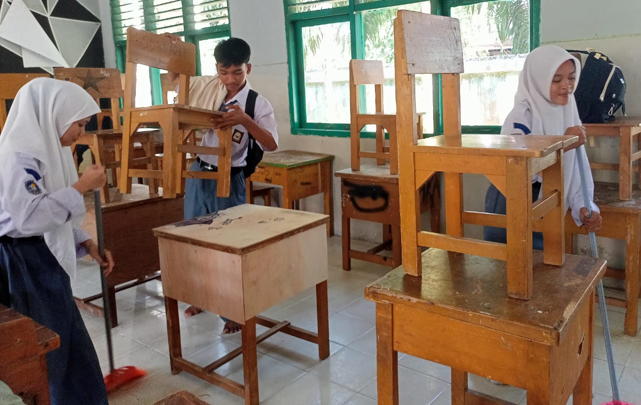 Kelas XIA Lakukan Piket Setelah Pulang Sekolah 