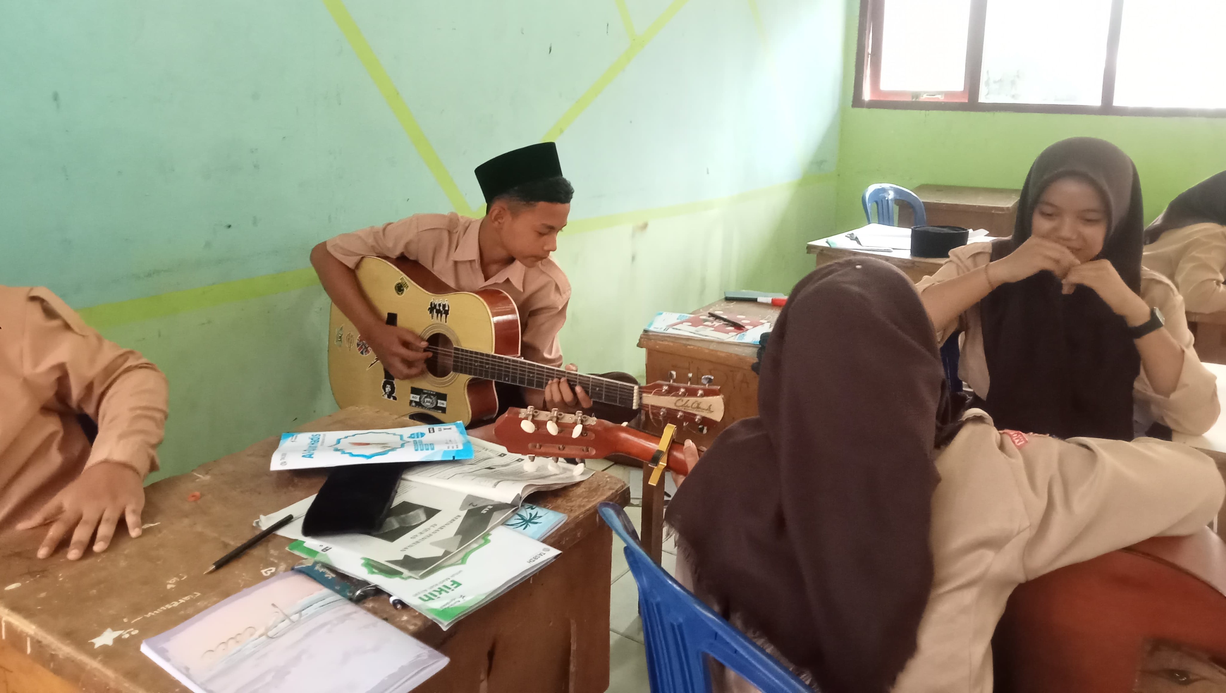Guru Seni Ajarkan Bermain Gitar Guru Seni Ajarkan Bermain Gitar