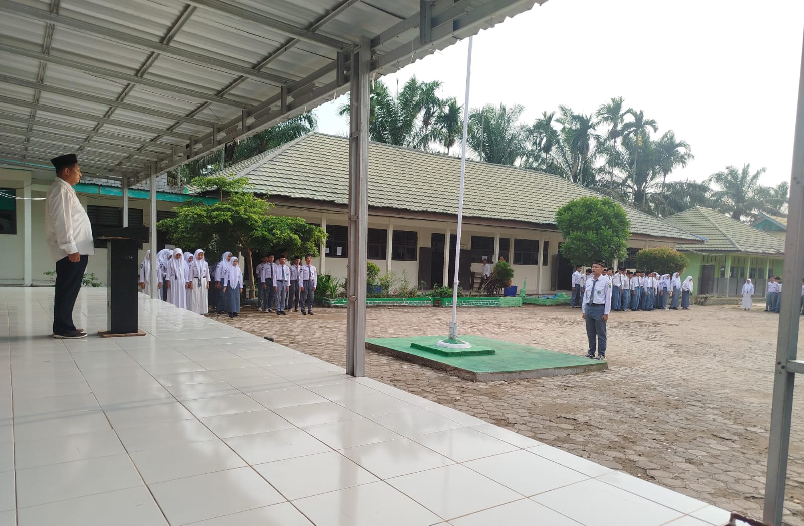 Pelaksanaan Upacara Bendera di MAN 1 Muaro Jambi Berjalan Khidmat