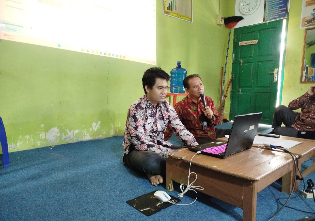 Operator MAN 1 Muaro Jambi  Bimbing Pengisian EMIS