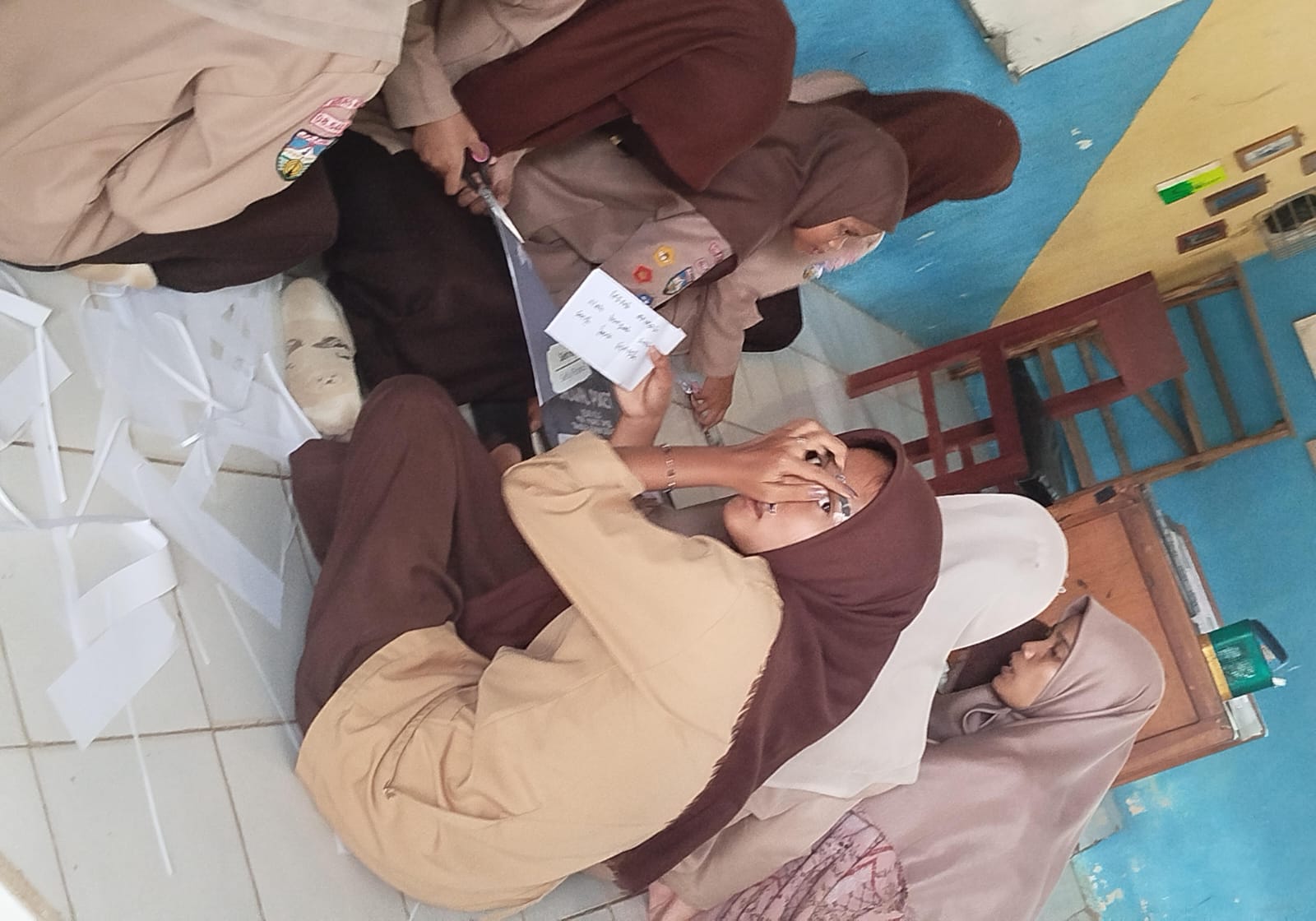 Wali Kelas Dampingi SIswa dalam Pembuatan Kelengkapan Kelas Wali Kelas Dampingi SIswa dalam Pembuatan Kelengkapan Kelas