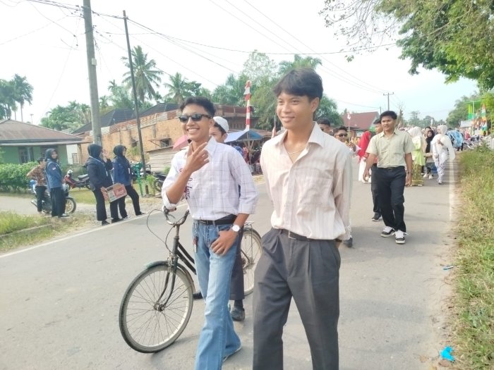 MAN 1 Muaro Jambi Tampilkan Aksi Ikonik Ekskul Seni dalam Pawai Karnaval MAN 1 Muaro Jambi Tampilkan Aksi Ikonik Ekskul Seni dalam Pawai Karnaval