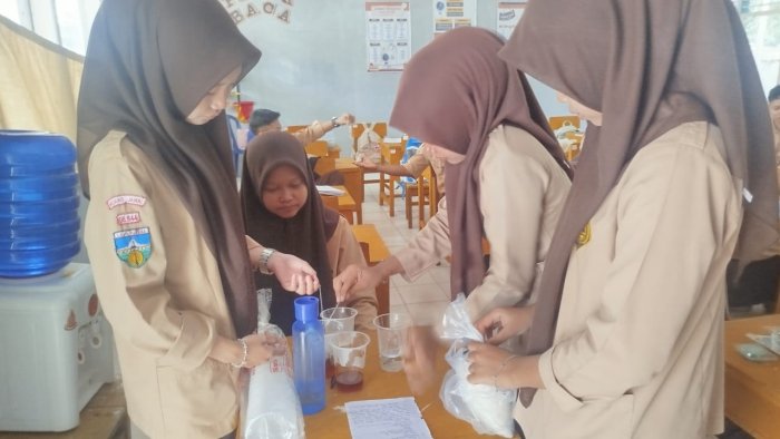Presentasi Seru: Siswa XII B Perkenalkan Produk Es Teh Kekinian