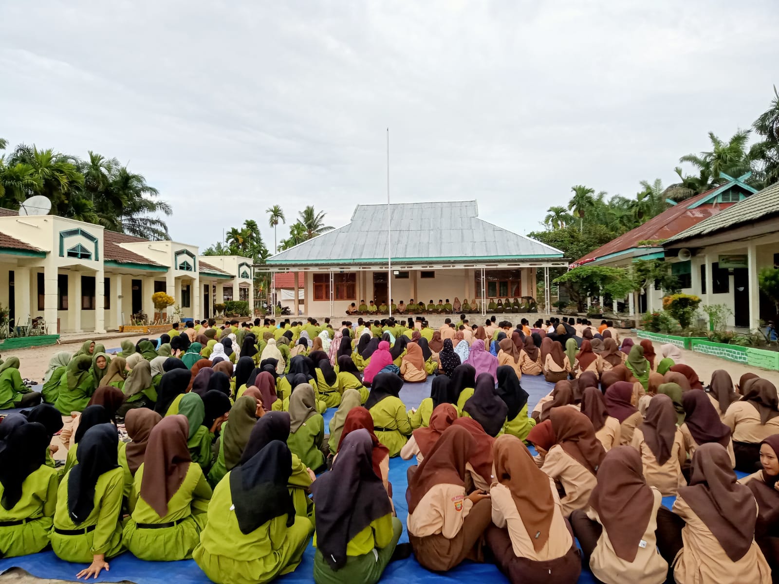 Pembina Keagamaan MAN 1 Muaro Jambi Pimpin Salat Dhuha
