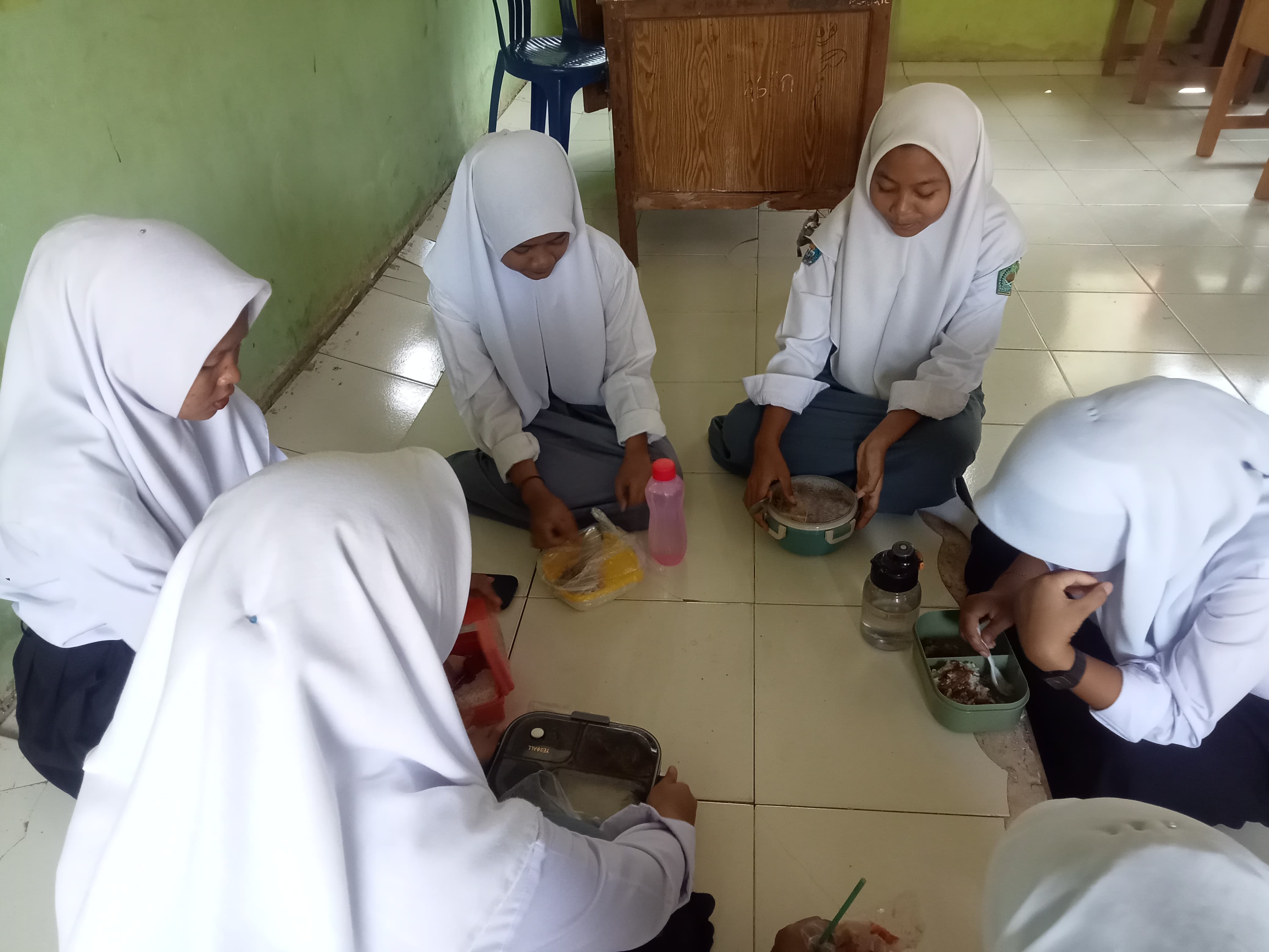 Siswa kelas X4 Makan Bekal Bersama di dalam Kelas