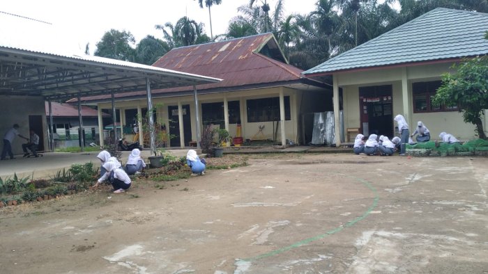 Usai Upacara, MAN 1 Muaro Jambi Gelar Gotong Royong Massal Dipimpin Waka Kesiswaan