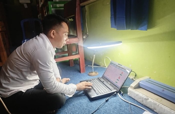 Amri, Guru MAN 1 Muaro Jambi Tekun Siapkan Laporan E-Kinerja Periode 3