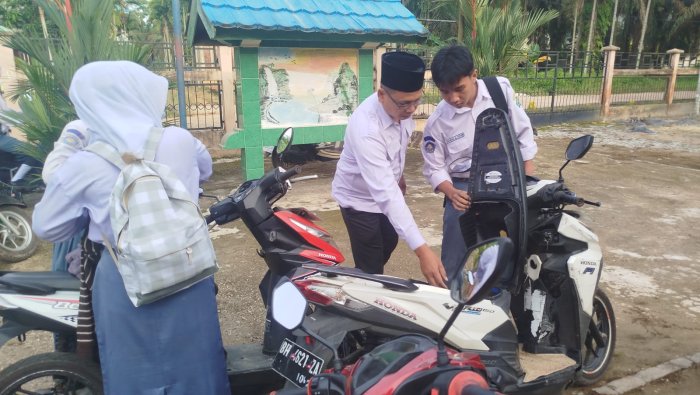 Siswa Terlambat Akan Ditelusuri, MAN 1 Muaro Jambi Tegakkan Tata Tertib